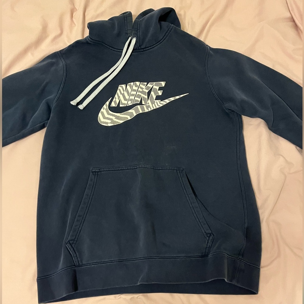 Worn Twice Mens Nike hoodie( anyone can wear)